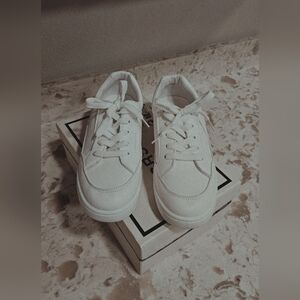 White Sneakers 🩰